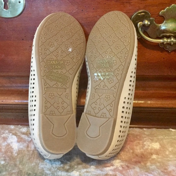 BELLA MARIE “Dana 1K” Tan Studded Flats NWB 1 - Picture 7 of 8